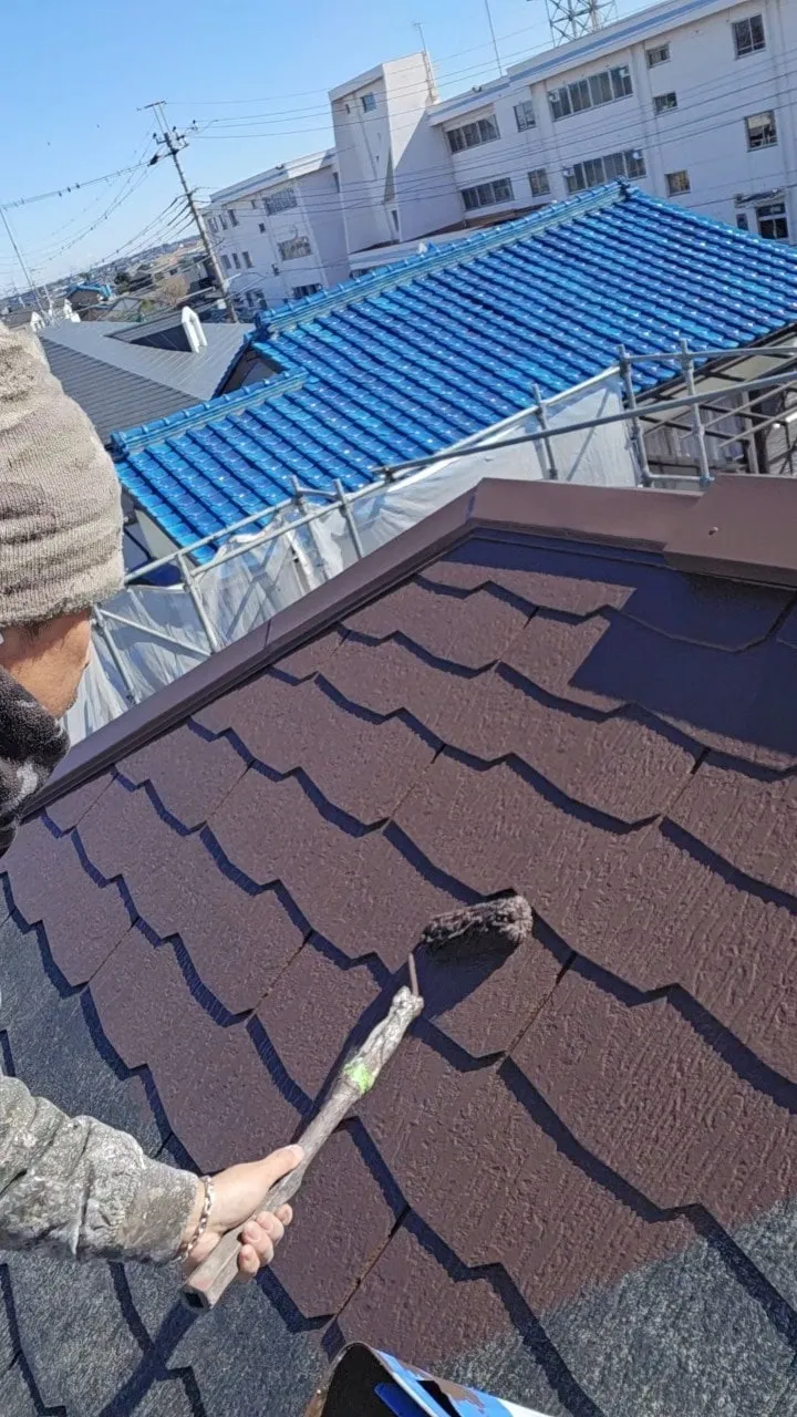 屋根塗装中