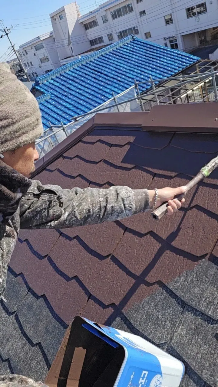 屋根塗装中