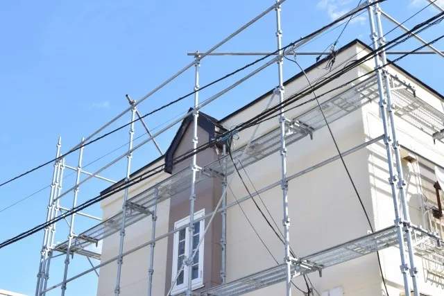 外壁塗装の臭いは部屋の中に充満する?工事の影響と過ごし方