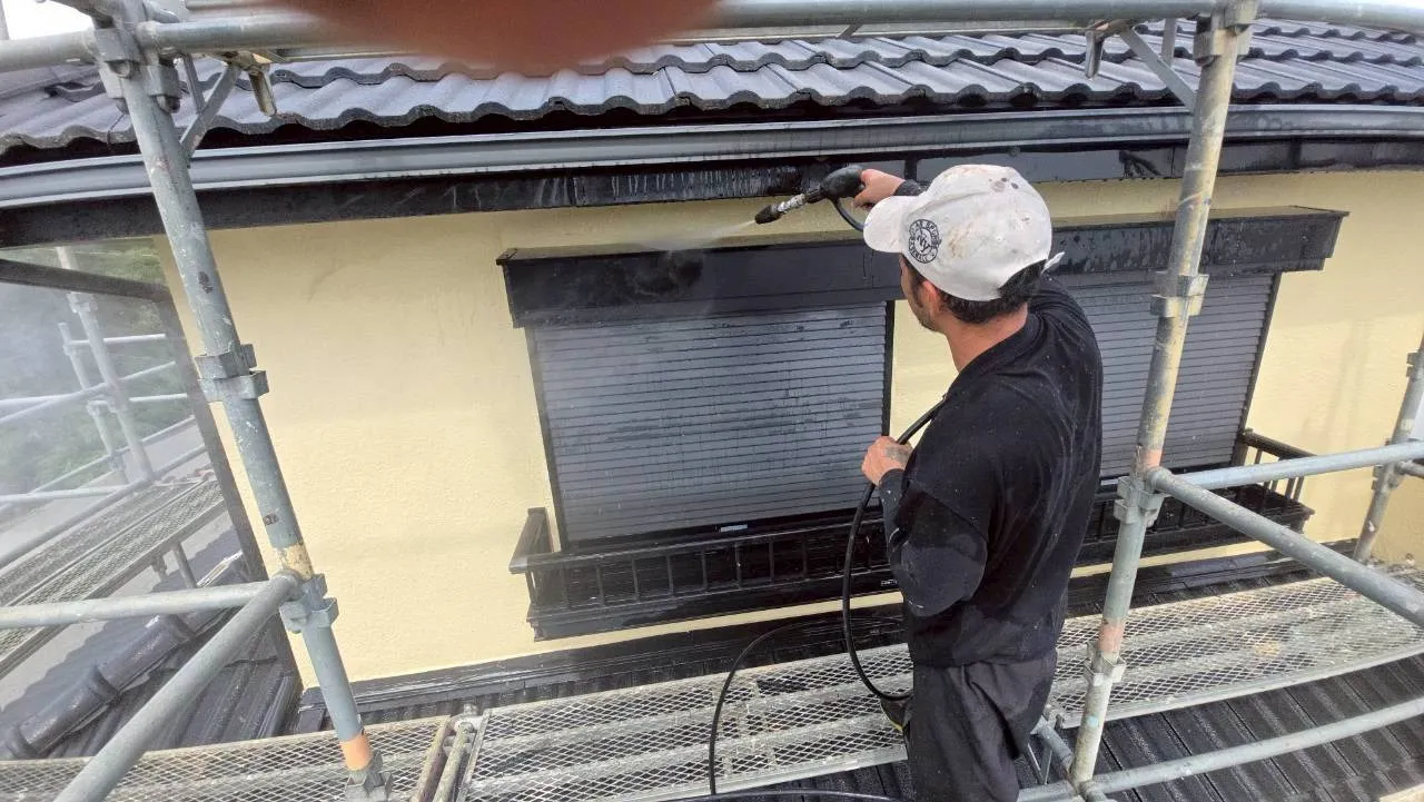 2階シャッター部分の高圧洗浄