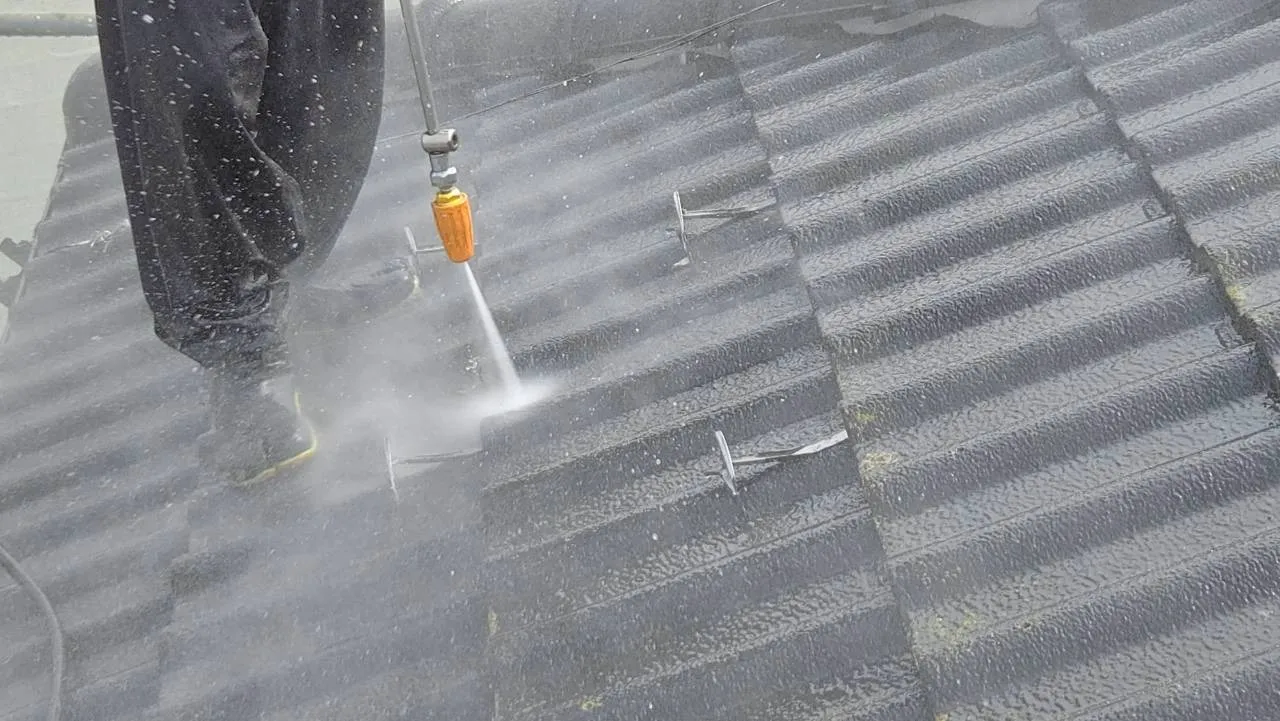 屋根部分の高圧洗浄