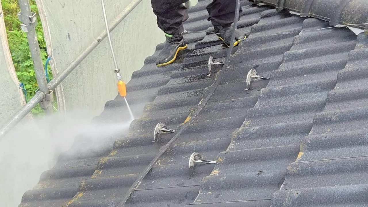 屋根部分の高圧洗浄