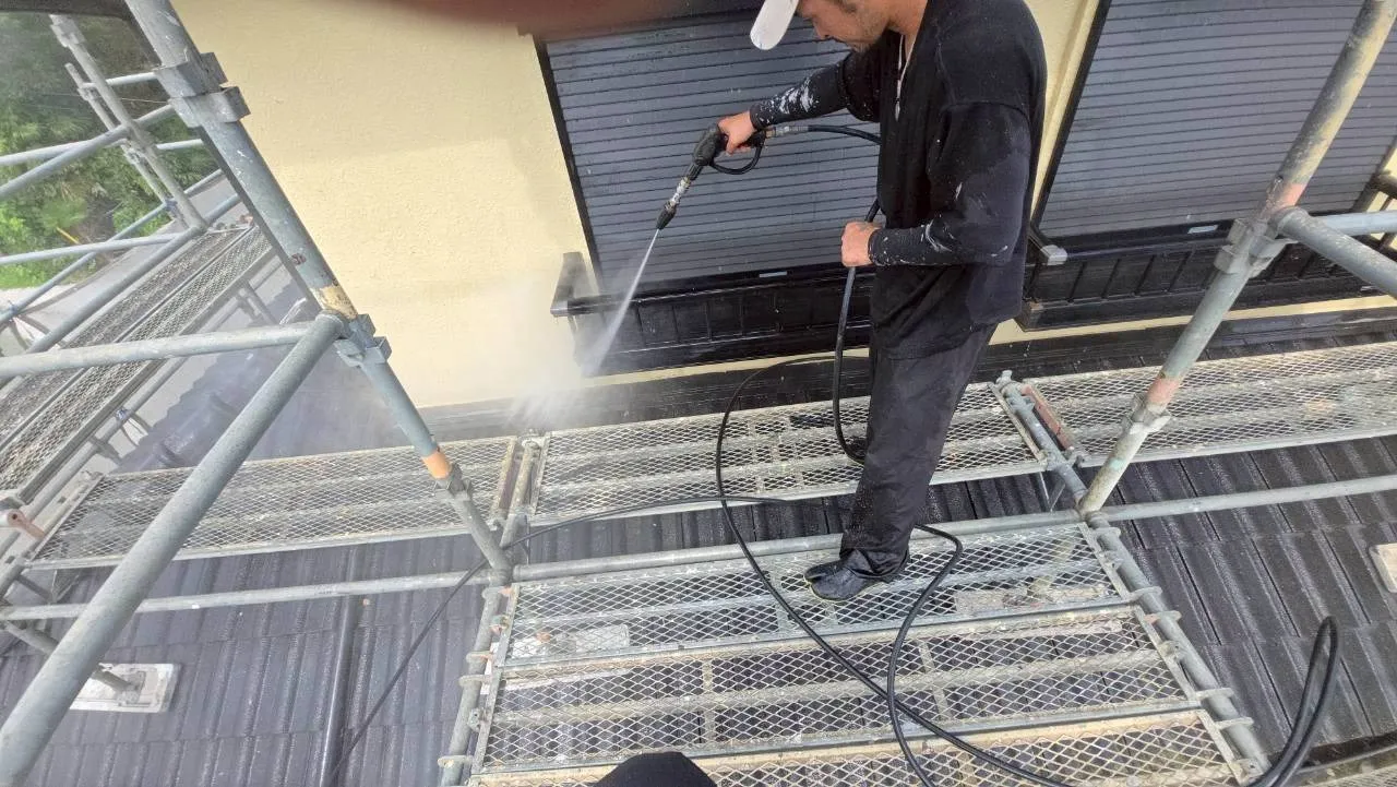 窓枠・窓水切り部分の高圧洗浄